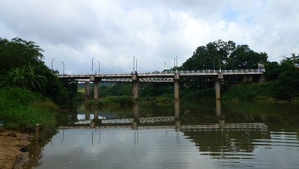 スリランカ・クルネガラ市マオヤの川の水の浄化